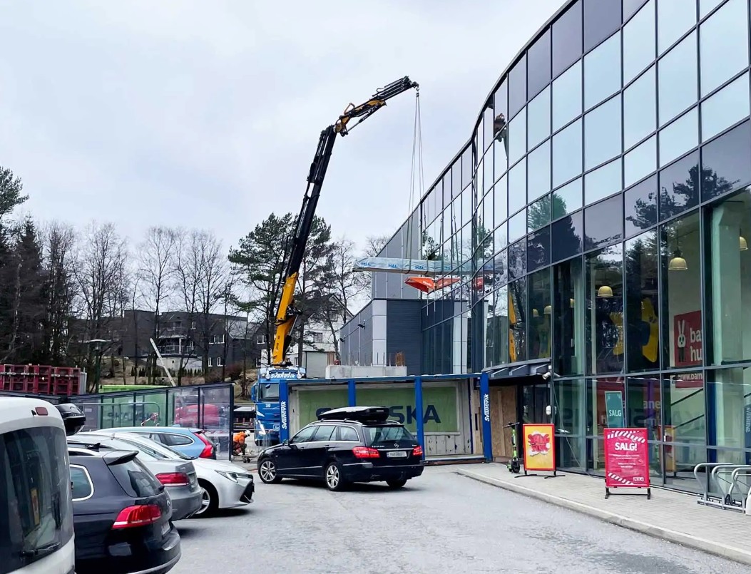 Glass Facade Retail Liftroller Wall - Glass Facade Retail