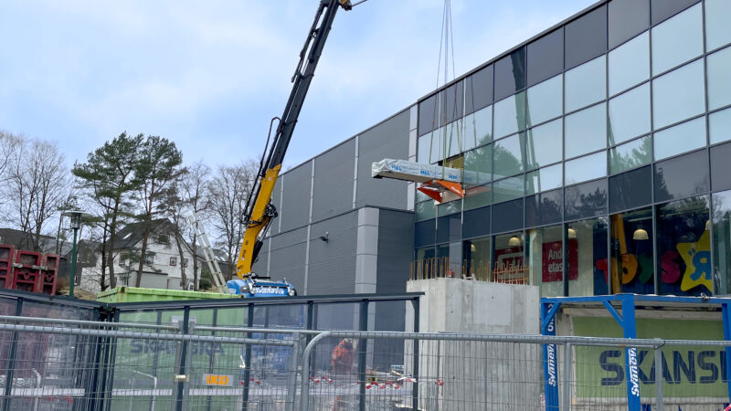 Skanska AS Converts Retail Spaces with Liftroller Wall